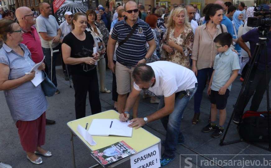  Ispred Katedrale u Sarajevu peticija pod nazivom "Spasimo ljekare"